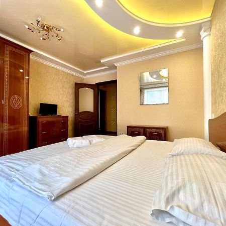 Apartpoltava Двокімнатні Апартаменти, До 6 Спальних Місць, Кутова Ванна, Корпусний Парк, Документи Для Відрядження 외부 사진